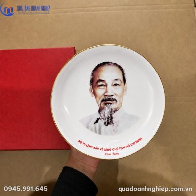 Cận cảnh chiếc đĩa sứ thấu quang in chân dung Bác Hồ sắc nét với viền chỉ vàng kim sang trọng