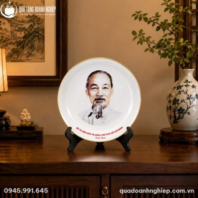 Đĩa biểu trưng BDT-14 đặt trang trọng trên kệ gỗ trong không gian nội thất truyền thống
