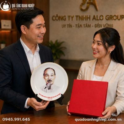 Đại diện doanh nghiệp trao tặng đĩa biểu trưng in logo kèm hộp quà lót lụa đỏ trang trọng