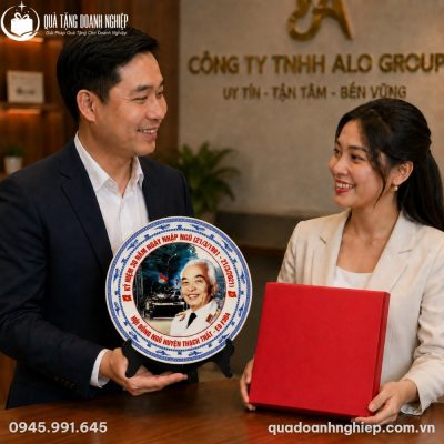 Đại diện doanh nghiệp trao tặng đĩa biểu trưng sứ cùng hộp quà đỏ lót lụa cao cấp