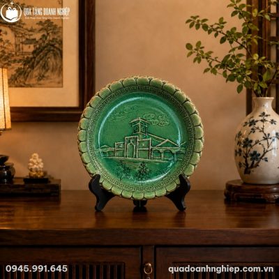 Cận cảnh họa tiết kiến trúc cổ kính được đắp nổi thủ công tinh xảo trên nền men ngọc lục bảo