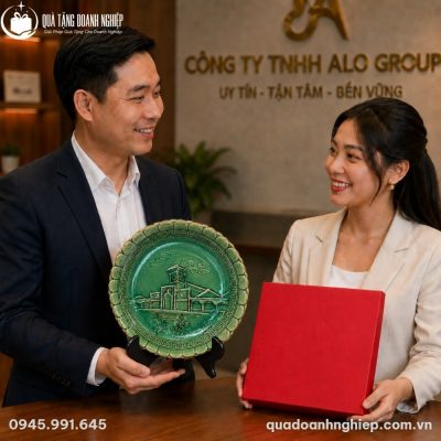 Đại diện doanh nghiệp trao tặng đĩa sứ lưu niệm cùng hộp quà đỏ trang trọng trong buổi gặp gỡ đối ngoại