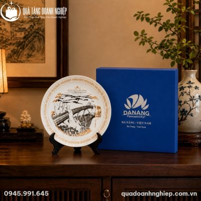 Cận cảnh họa tiết Cầu Vàng vẽ tay tinh xảo trên nền sứ trắng tráng men cao cấp