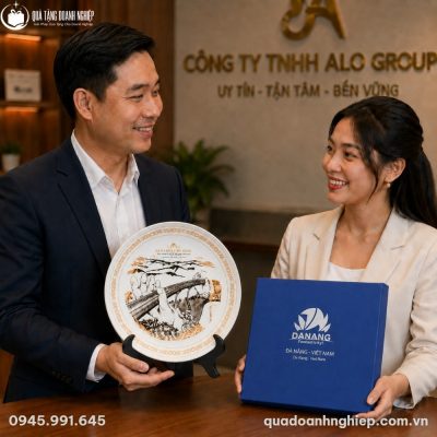 Hộp xi cứng màu xanh hoàng gia lót lụa định hình sang trọng bảo vệ đĩa sứ