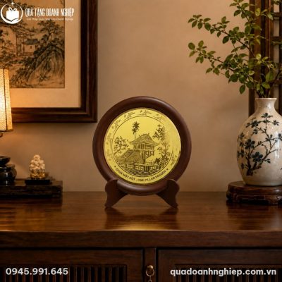 Đĩa biểu trưng Chùa Một Cột BDT-09 đặt trang trọng trên tủ gỗ trang trí phong cách Á Đông