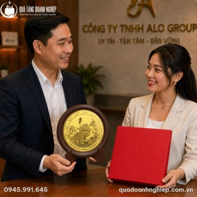 Đại diện doanh nghiệp trao tặng đĩa biểu trưng Chùa Một Cột trong hộp xi đỏ sang trọng cho đối tác
