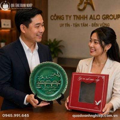 Đại diện doanh nghiệp Việt Nam trao tặng đĩa biểu trưng sứ Bát Tràng cao cấp cho đối tác trong buổi gặp mặt