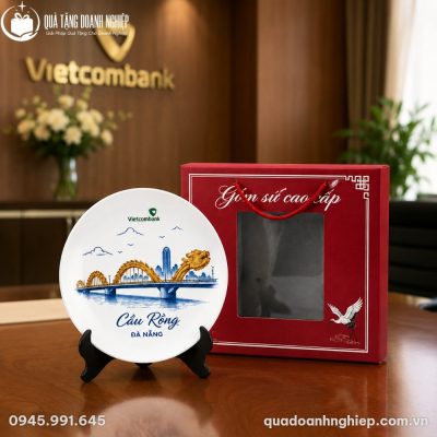 Cận cảnh logo Vietcombank và nét vẽ Cầu Rồng Đà Nẵng tinh xảo trên nền sứ trắng Bát Tràng