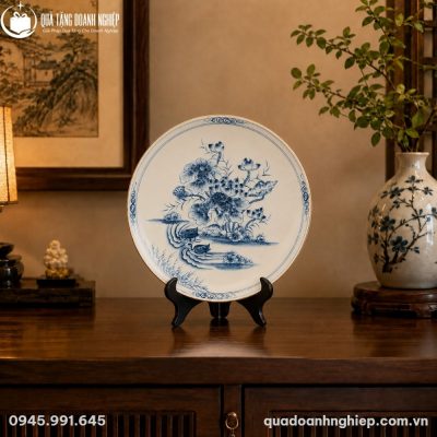 Cận cảnh họa tiết hoa sen vẽ tay thủ công sắc sảo bằng màu lam cổ trên nền sứ trắng mịn