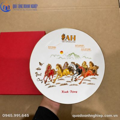 Cận cảnh đĩa sứ trắng Bát Tràng với đường viền chỉ vàng kim tinh xảo viền quanh vành đĩa