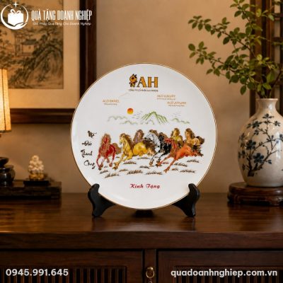 Đĩa biểu trưng sứ Mã Đáo Thành Công được cầm trực tiếp trên tay thể hiện rõ kích thước thực tế 20cm