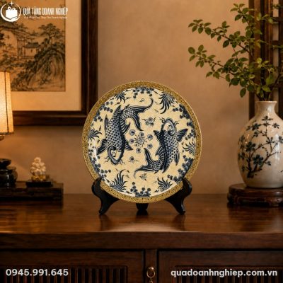 Cận cảnh họa tiết Song Ngư vẽ tay sắc nét trên nền men rạn cổ bọc viền đồng tinh xảo