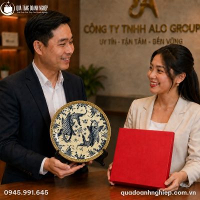Đĩa biểu trưng trưng bày hoàn hảo trên kệ gỗ phòng khách bên cạnh các sản phẩm trang trí truyền thống