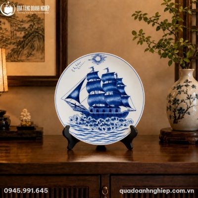 Đĩa biểu trưng sứ Thuận Buồm Xuôi Gió trưng bày nổi bật trong không gian nội thất gỗ cổ điển ấm cúng