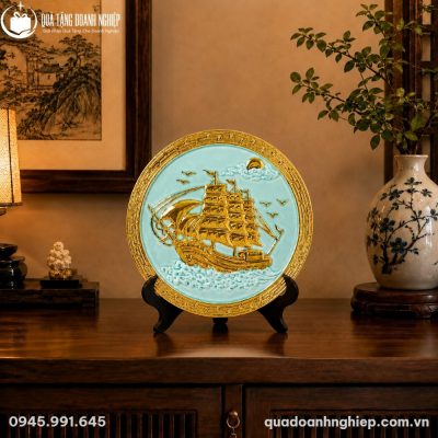 Cận cảnh họa tiết thuyền buồm và sóng nước đắp nổi mạ vàng 24k tinh xảo trên nền men ngọc
