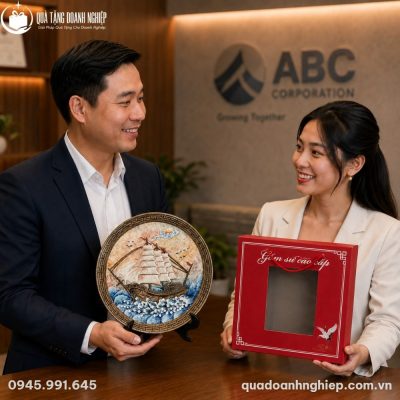 Đại diện doanh nghiệp Việt Nam trao tặng đĩa biểu trưng thuyền buồm và hộp quà xi đỏ cao cấp