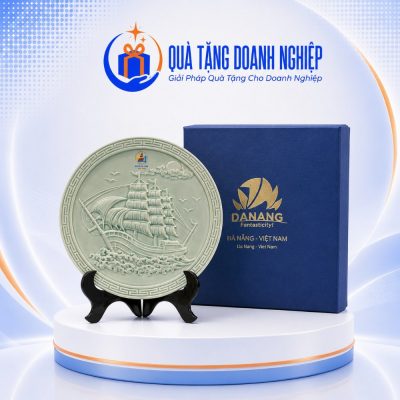 Đĩa biểu trưng sứ bát tràng hoạ tiết thuyền buồn 20cm in logo quà tặng DBT-03 - Ảnh đại diện