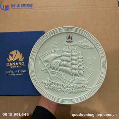 Cận cảnh đĩa sứ men ngọc DBT-03 in logo Saigon TBA sắc nét với họa tiết thuyền buồm khắc nổi