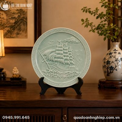 Đĩa biểu trưng sứ bát tràng hoạ tiết thuyền buồn 20cm in logo quà tặng DBT-03 - ảnh trong bài 3