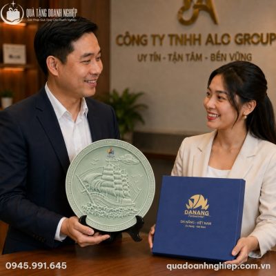 Đĩa biểu trưng sứ bát tràng hoạ tiết thuyền buồn 20cm in logo quà tặng DBT-03 - ảnh trong bài 4