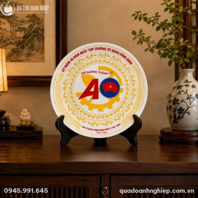 Đĩa sứ lưu niệm kỷ niệm 40 năm đặt trang trọng trên chân đế gỗ đen trong không gian phòng khách truyền thống