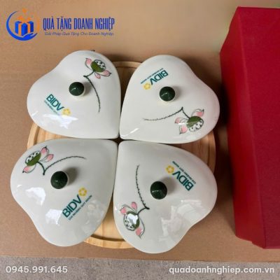 Khay Mứt Tết Phú Quý 4 Hũ Sứ Hình Trái Tim In Logo Quà Tặng Doanh Nghiệp