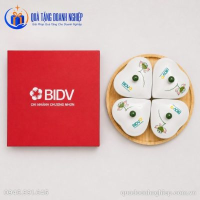Khay Mứt Tết Phú Quý 4 Hũ Sứ Hình Trái Tim In Logo Quà Tặng Doanh Nghiệp