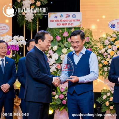 Kỷ Niệm Chương Pha Lê Cánh Buồm In Logo Quà Tặng Doanh Nghiệp