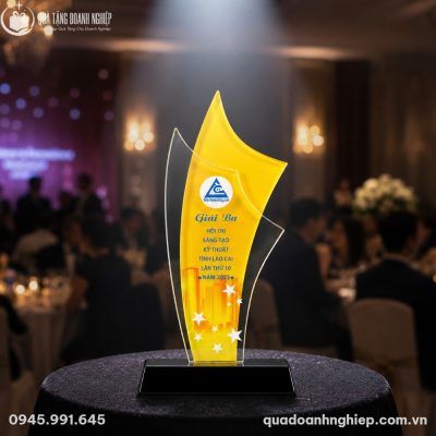 Kỷ niệm chương pha lê cánh buồm vàng KNC-04 đặt trang trọng tại bàn tiệc sự kiện ấm cúng