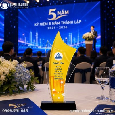 Sản phẩm nổi bật trên bàn đại biểu tại lễ kỷ niệm thành lập doanh nghiệp quy mô lớn