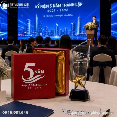 Bộ sản phẩm kỷ niệm chương KNC-02 đi kèm hộp xi đỏ lót lụa vàng sang trọng tại sự kiện kỷ niệm thành lập công ty