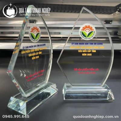 Kỷ Niệm Chương Pha Lê Hình Cánh Buồm Vinh Danh In Logo Quà Tặng Doanh Nghiệp