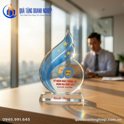 Kỷ Niệm Chương Pha Lê Hình Ngọn Lửa Xanh In Logo Quà Tặng Doanh Nghiệp