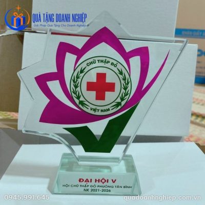 Kỷ Niệm Chương Pha Lê Hoa Sen In Logo Chữ Thập Đỏ Quà Tặng Doanh Nghiệp