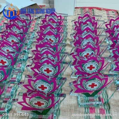 Kỷ Niệm Chương Pha Lê Hoa Sen In Logo Chữ Thập Đỏ Quà Tặng Doanh Nghiệp