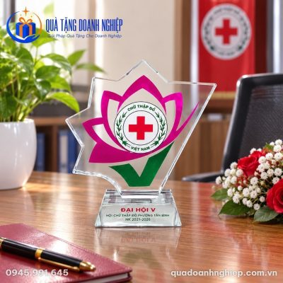 Kỷ Niệm Chương Pha Lê Hoa Sen In Logo Chữ Thập Đỏ Quà Tặng Doanh Nghiệp