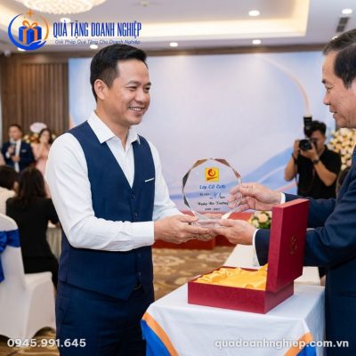 Kỷ Niệm Chương Pha Lê Tròn Vát Kim Cương In Logo Quà Tặng Doanh Nghiệp