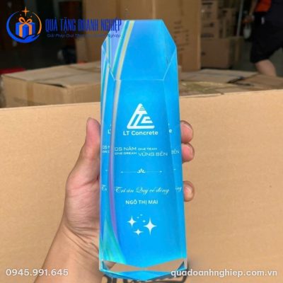 Kỷ niệm chương pha lê xanh dương vát cạnh In Logo Quà Tặng Doanh Nghiệp