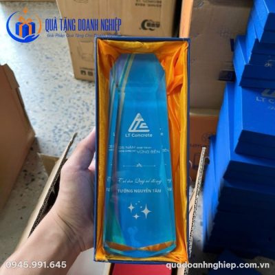 Kỷ niệm chương pha lê xanh dương vát cạnh In Logo Quà Tặng Doanh Nghiệp
