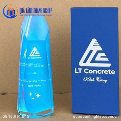 Kỷ niệm chương pha lê xanh dương vát cạnh In Logo Quà Tặng Doanh Nghiệp