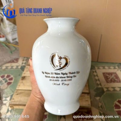 Lọ Hoa Gốm Sứ Trắng Họa Tiết Hoa Sen In Logo Quà Tặng Doanh Nghiệp