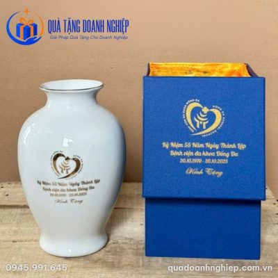 Lọ Hoa Gốm Sứ Trắng Họa Tiết Hoa Sen In Logo Quà Tặng Doanh Nghiệp