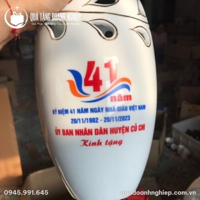 Lọ Hoa Sứ Dáng Bầu Men Trắng Khoét Lọng In Logo Quà Tặng Doanh Nghiệp