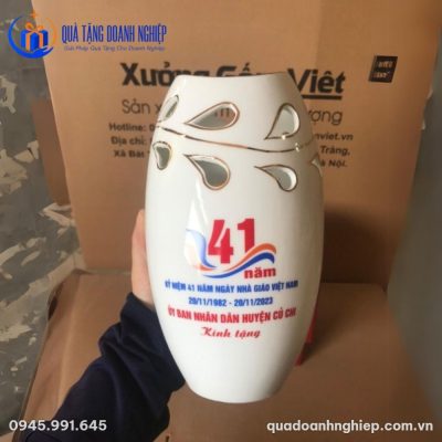 Lọ Hoa Sứ Dáng Bầu Men Trắng Khoét Lọng In Logo Quà Tặng Doanh Nghiệp