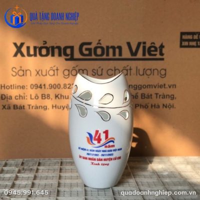 Lọ Hoa Sứ Dáng Bầu Men Trắng Khoét Lọng In Logo Quà Tặng Doanh Nghiệp