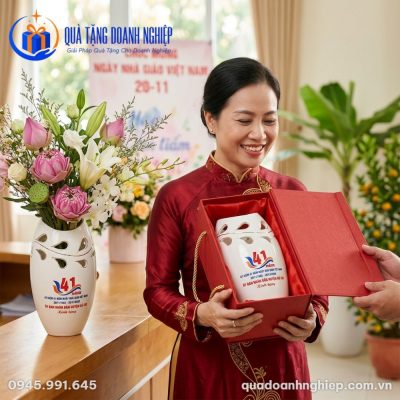Lọ Hoa Sứ Dáng Bầu Men Trắng Khoét Lọng In Logo Quà Tặng Doanh Nghiệp