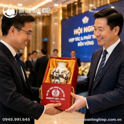 Lọ Hoa Sứ Gốm Sứ Bát Tràng Cảnh Đồng Quê Quà Tặng Doanh Nghiệp In Logo