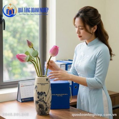 Lọ Hoa Sứ Men Rạn Sen Cổ Điển In Logo Quà Tặng Doanh Nghiệp