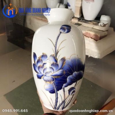 Lọ Hoa Sứ Trắng Vẽ Sen Xanh In Logo Quà Tặng Doanh Nghiệp