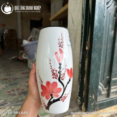 Góc chụp chính diện lọ hoa sứ trắng với logo in nhiệt sắc nét nổi bật trên nền men bóng